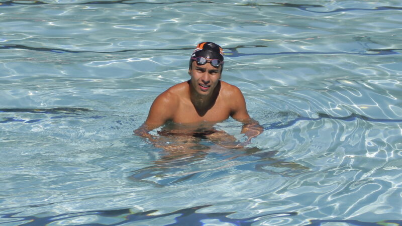 El destacado nadador Yamil Aracena dictó una clínica de natación para los colonos de Alvear