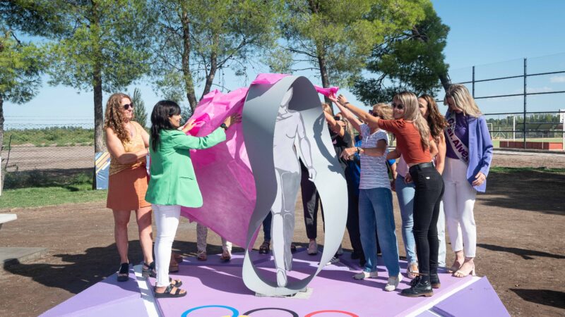 Alvear inauguró un monumento en el Día de la Mujer
