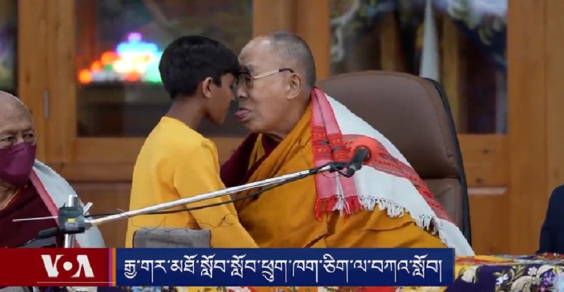 El Dalai Lama pidió disculpas por besar en la boca a un nene y pedirle que le chupara la lengua