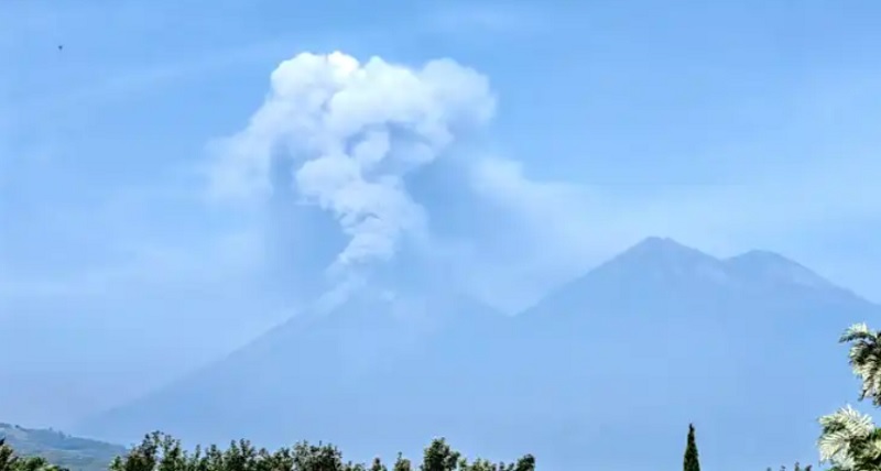 Alto nivel de actividad eruptiva del volcán de Fuego en Guatemala