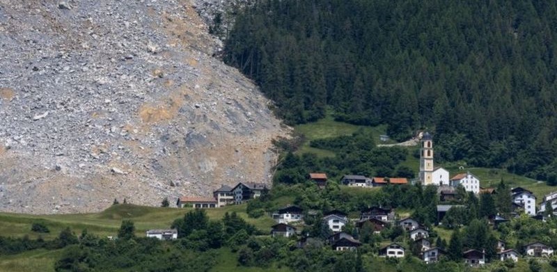 Una avalancha de rocas se detuvo justo antes de impactar contra un pueblo de Suiza