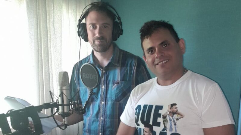 El escritor Carlos Vega, se prepara para presentar su audiolibro