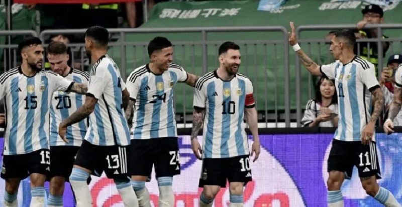 Con un golazo récord de Messi y el debut de Garnacho, la Selección le ganó 2 a 0 a Australia en China