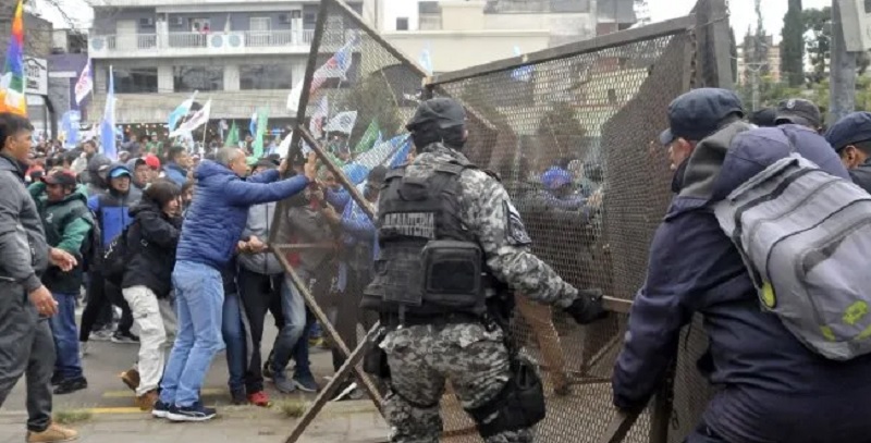 Batalla campal en Jujuy: Morales aprobó la nueva Constitución y la violencia no cesa en las calles