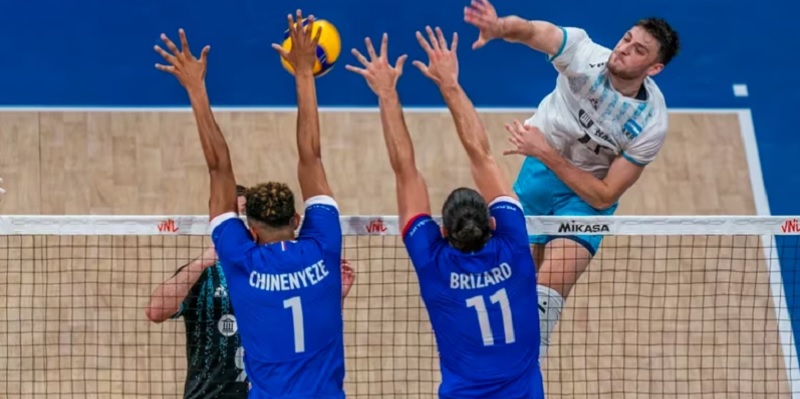 La selección argentina de vóley logró un histórico triunfo ante Francia, el campeón olímpico