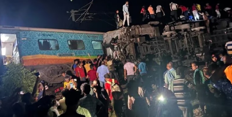 Al menos 120 muertos y más de 850 heridos tras un choque de trenes en India