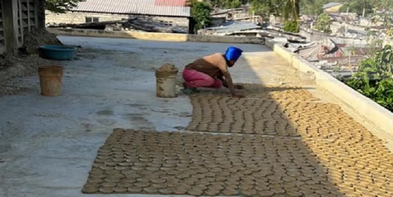 Impactante, con galletas de barro combaten el hambre en Haití