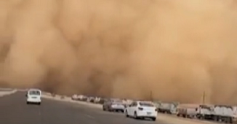 Una impactante tormenta de arena en Egipto cubrió por completo el Canal de Suez