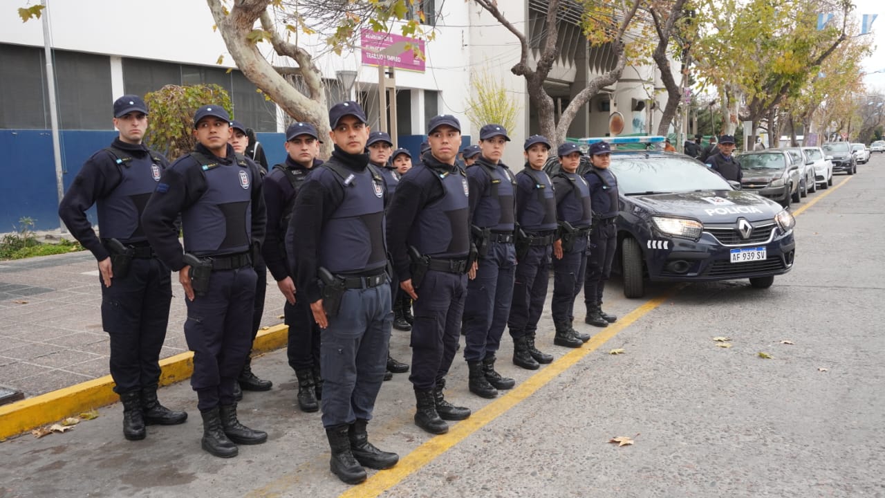 Nuevo móvil y 16 nuevos auxiliares de Policía para Alvear