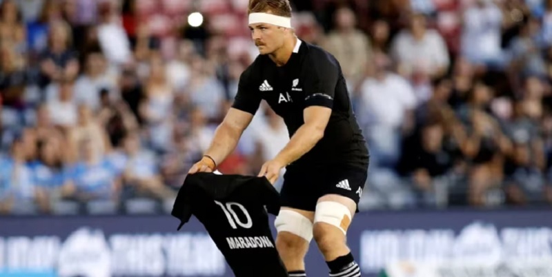El capitán de los All Blacks agredió a un niño que invadió la cancha en Mendoza