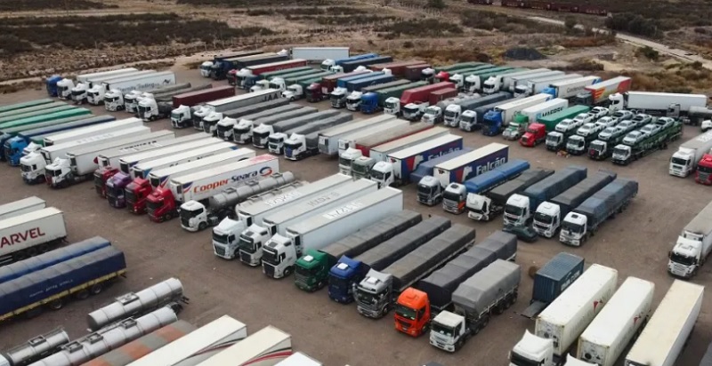El Gobierno comprará viandas y alquilará baños químicos para los camioneros varados