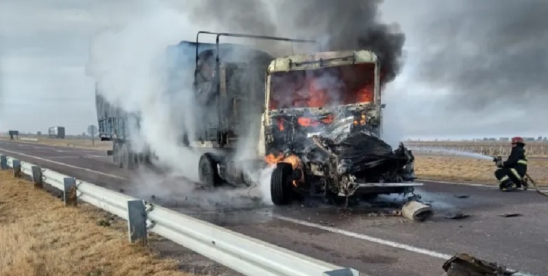 Se incendió un camión que chocó de atrás a otro en ruta 7