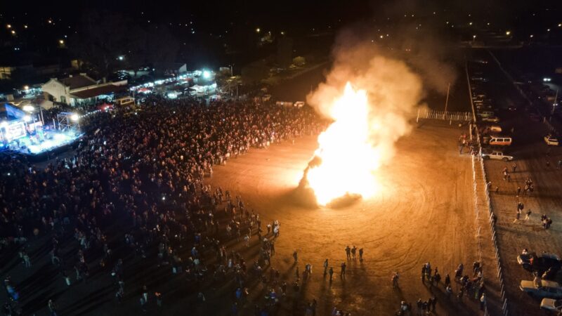 Carmensa fue una fiesta con la fogata más grande del país
