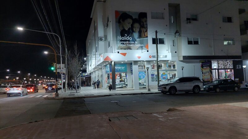 Robaron 12 teléfonos celulares de la vidriera de un local comercial