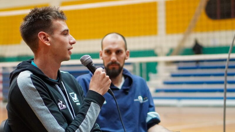 Agustín Loser, el mejor bloqueador del mundo, brindó una clínica de Vóley gratuita en el Polideportivo