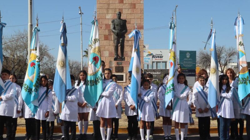Frente al Monumento a San Martín, más de 400 alumnos juraron lealtad a la bandera de la Provincia
