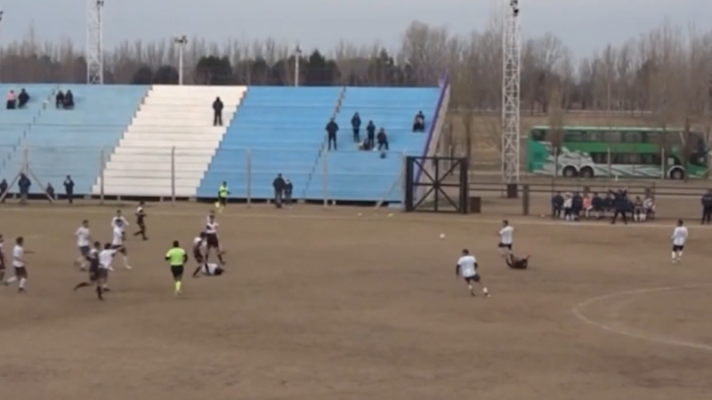 Violento ataque a un jugador de Argentino, en el fútbol local. Mirá el video de la agresión