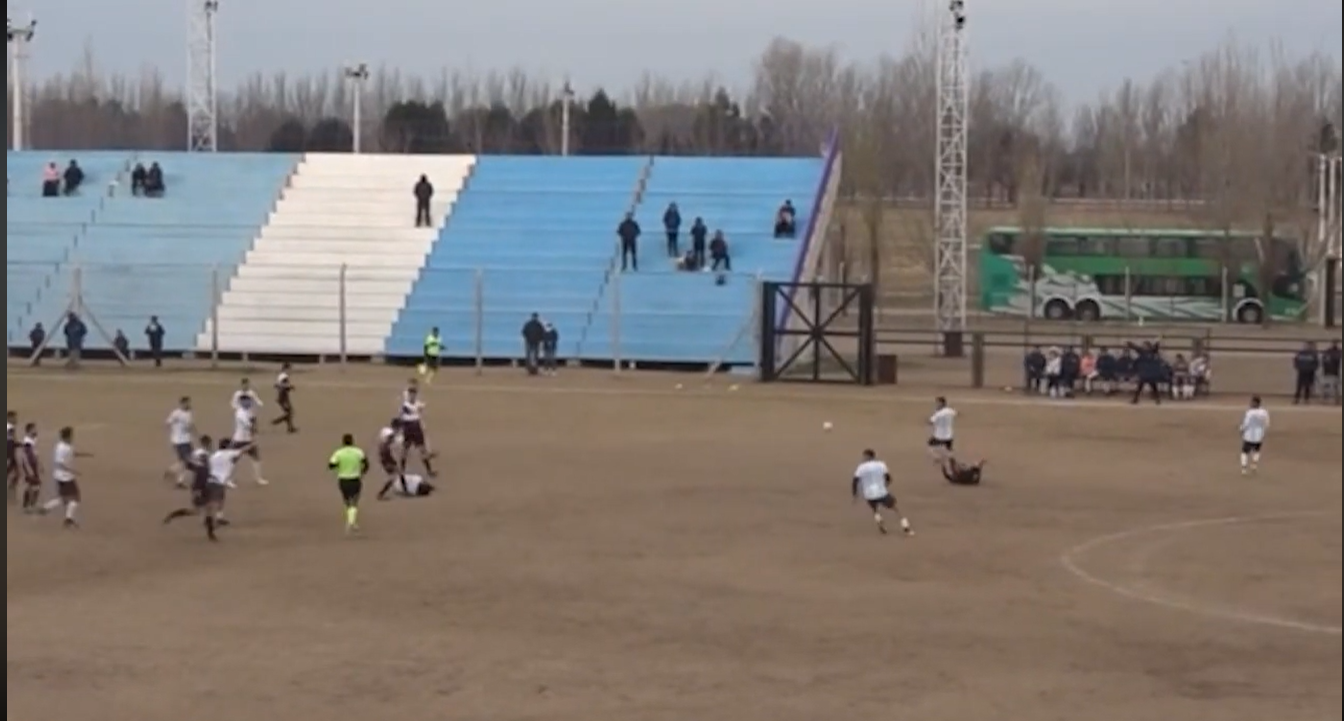 Violento ataque a un jugador de Argentino, en el fútbol local. Mirá el video de la agresión