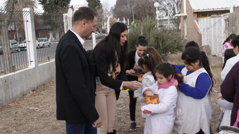 Estudiantes de nivel primario aprenden a sembrar y cuidar árboles