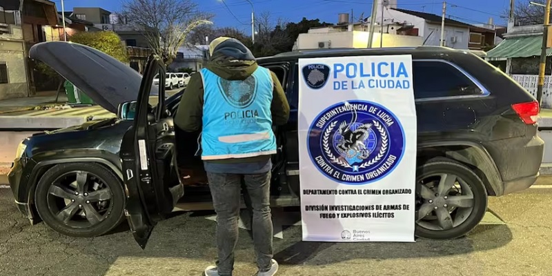 A prueba de bombas. Interceptaron una camioneta modificada con un blindaje casi de un tanque urbano