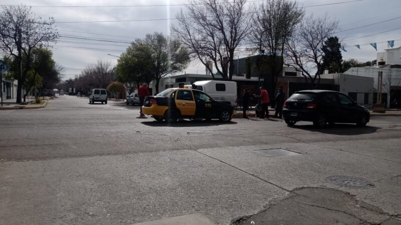 Fuerte accidente entre un taxi y una camioneta