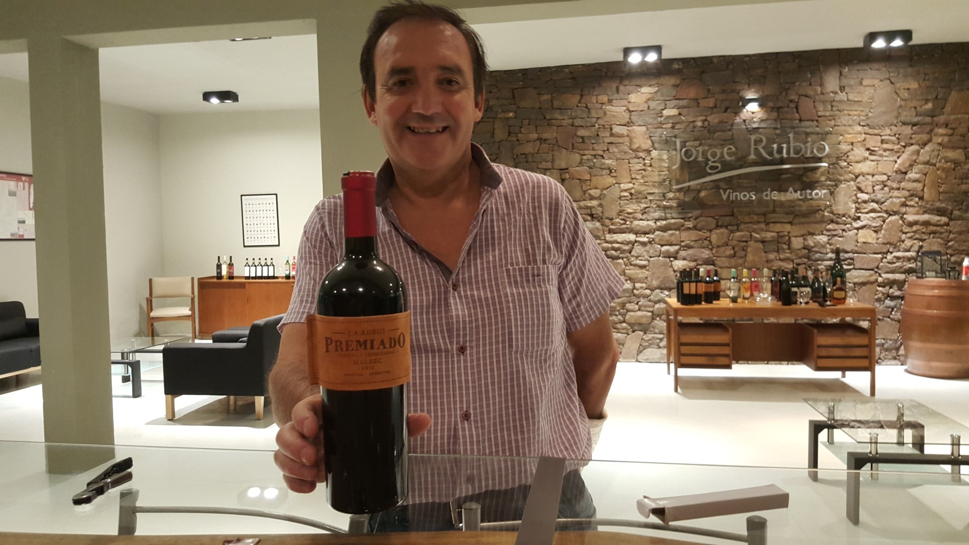 Jorge Rubio, el enólogo alvearense que revolucionó con sus etiquetas de cuero, celebra 20 años de sus vinos únicos