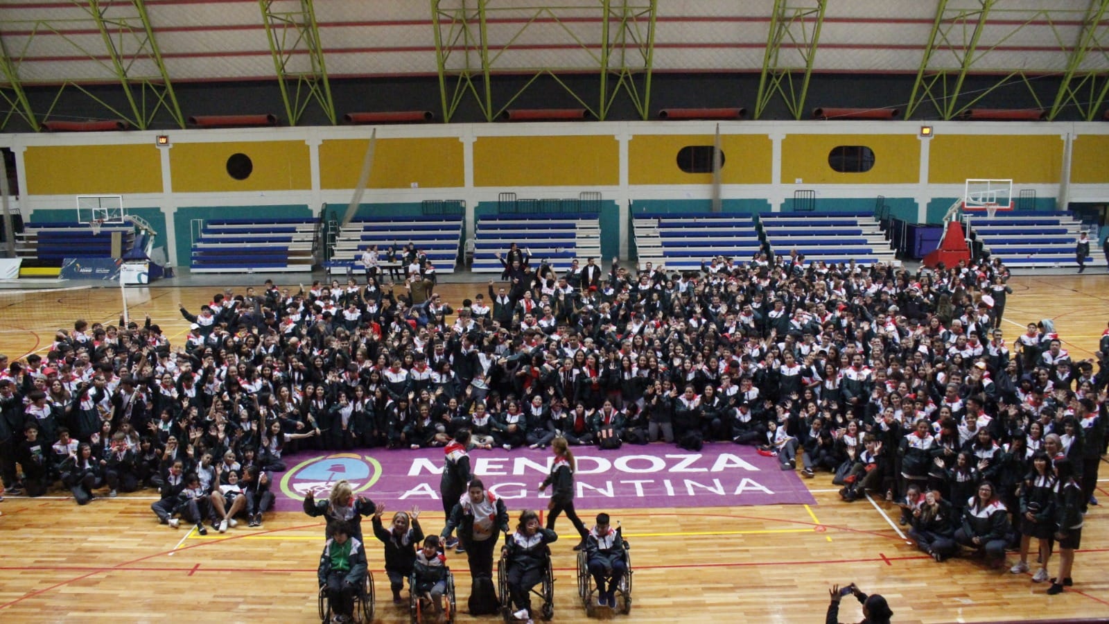 La delegación mendocina que participará de los Juegos Evita, partió desde General Alvear