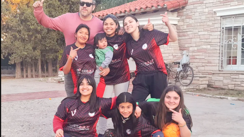 El primer equipo de futsal con chicas de un hogar, listo para salir a la cancha en Alvear