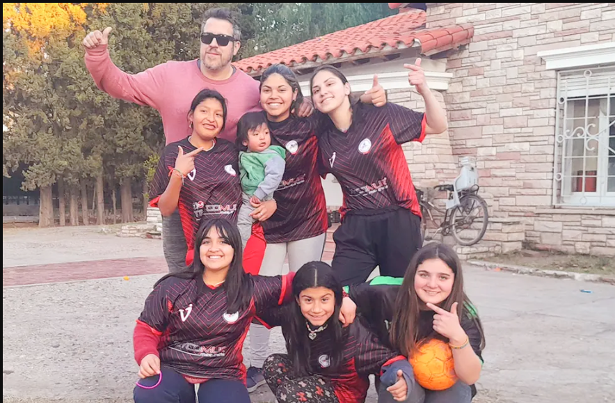 El primer equipo de futsal con chicas de un hogar, listo para salir a la cancha en Alvear