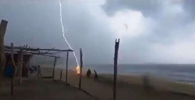 Video impactante: un rayo mató a dos personas en una playa de Michoacán