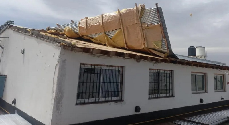El Zonda desprendió el techo de una escuela en Malargüe