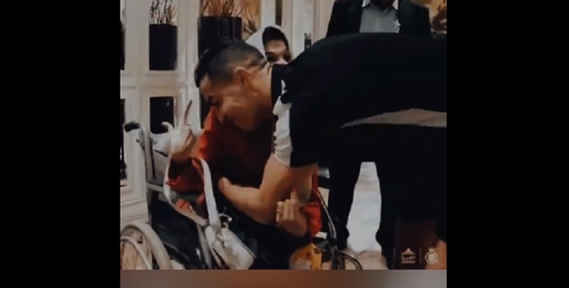 Por haber abrazado a la artista Fatemeh Hamami, Ronaldo fue condenado a 99 latigazos por la justicia iraní