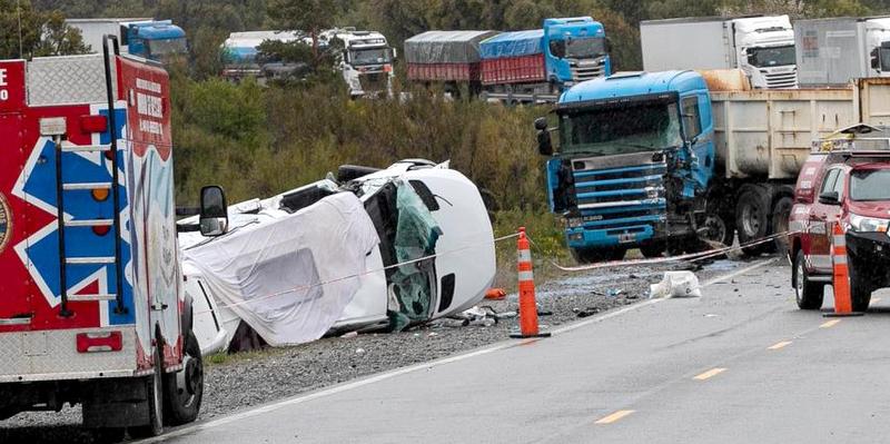 Seis muertos tras un choque entre un camión y una combi en la ruta 40