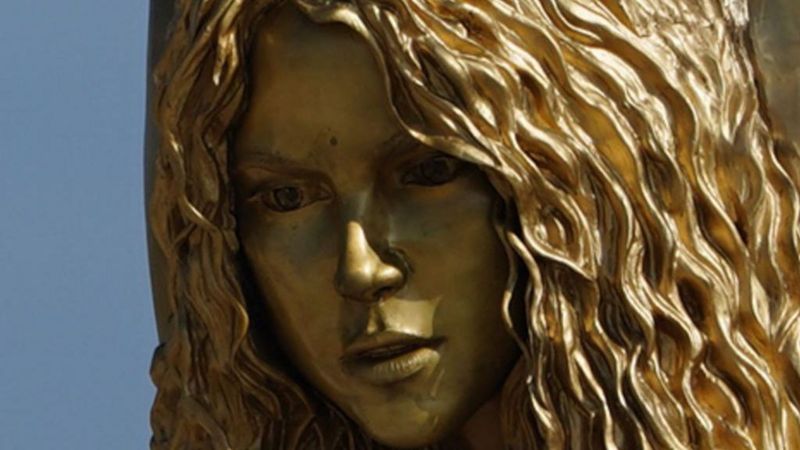 La gigantesca escultura de Shakira que se inauguró en Barranquilla (con un error de ortografía en su placa)