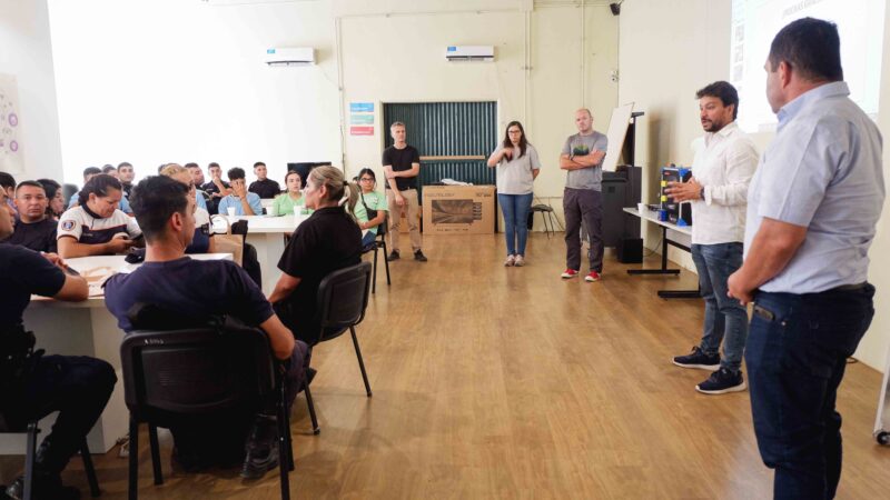 El municipio capacitó a cadetes y personal policial para recibir y orientar a turistas