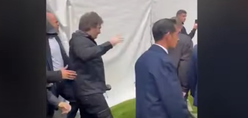 Milei fue a votar a Boca y lo insultaron los hinchas, reproches a Macri por “exponerlo”