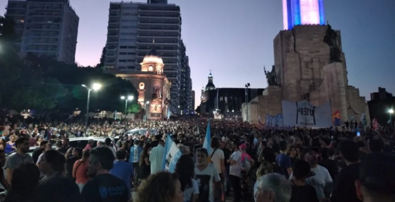 Los gremios marcharon en Rosario rechazando el DNU del Gobierno