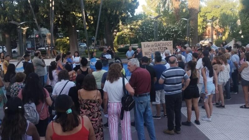 Alvear también marchó contra el DNU
