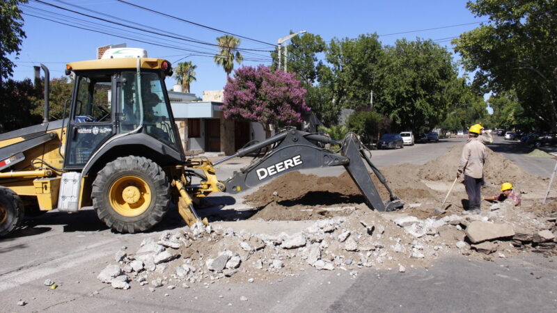 Se están realizando obras de cloacas en calles del departamento