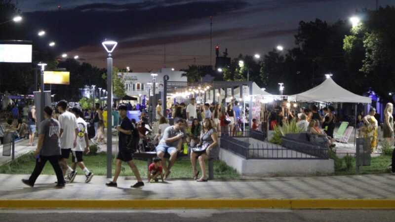 Gran cantidad de jóvenes en Nochecita de Picnic