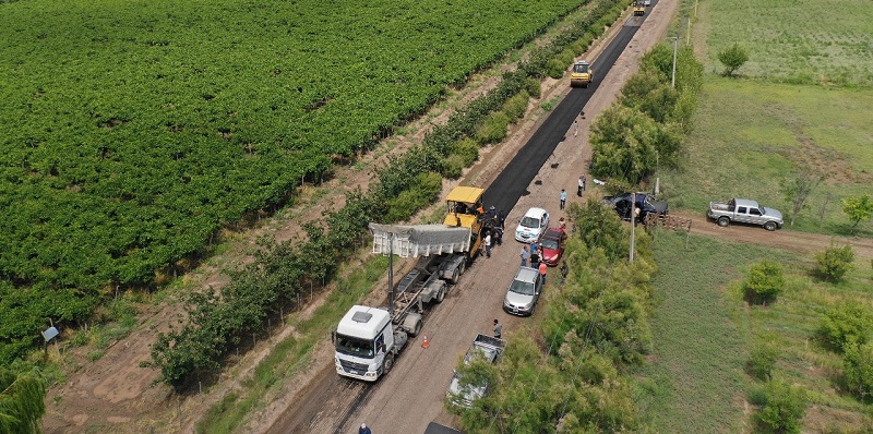 Pavimentan caminos productivos en General Alvear