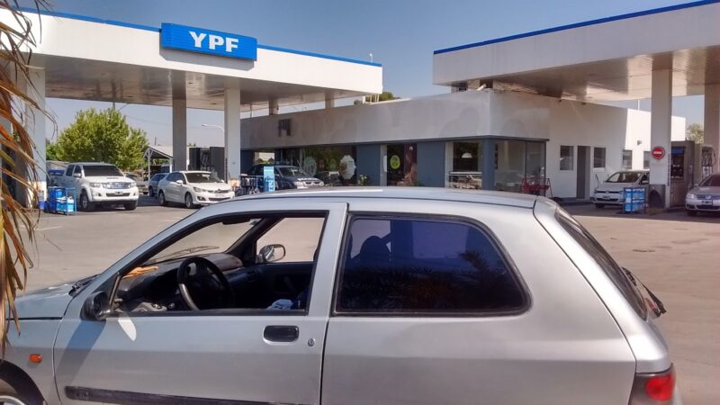 Se quedó sin frenos y arrolló al playero de una estación de servicio
