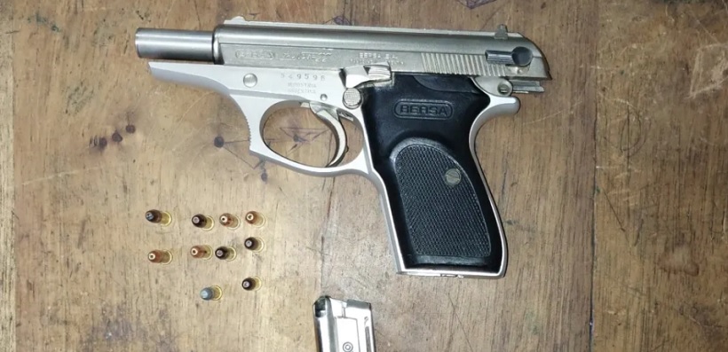 Lo atraparon cerca del colegio con una pistola y balas grabadas con nombres de los compañeros