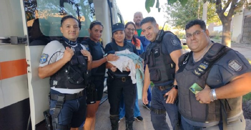 Policías asistieron a una mujer que dio a luz a un bebé en Guaymallén