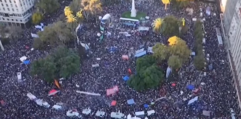 Una multitud colmó la Plaza de Mayo y alrededores por la educación pública