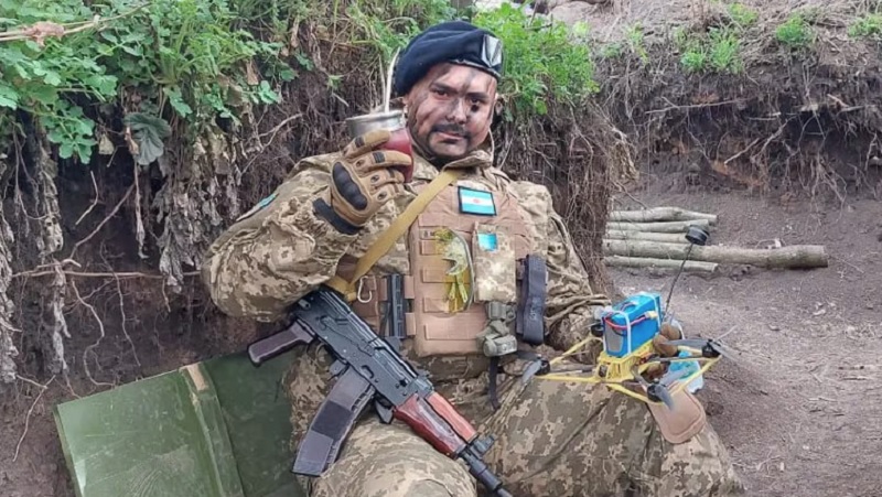 Es argentino, maneja drones de guerra en Ucrania y motiva a los soldados con mate