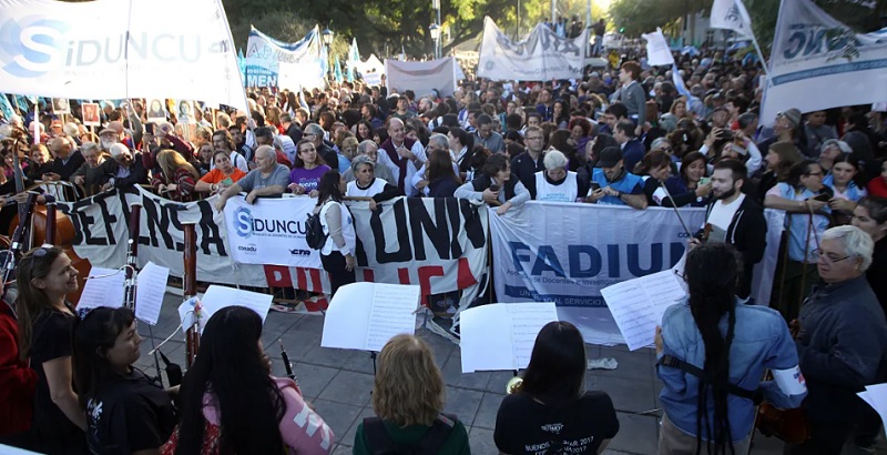 Masiva marcha universitaria en Mendoza