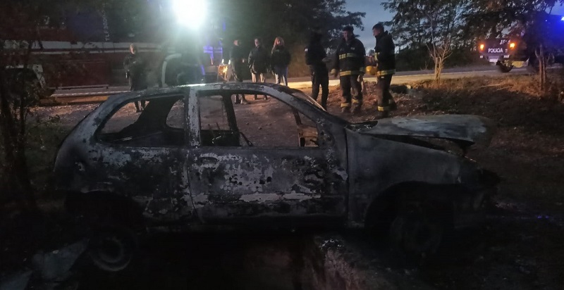 Vuelco, incendio y destrucción total de un vehículo en San Carlos
