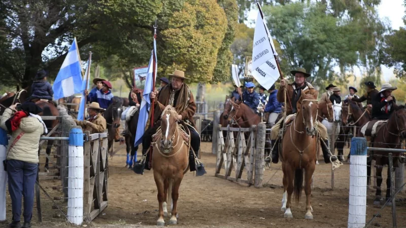 Destrezas criollas: gran nivel de competencia, presentación y homenaje incluido