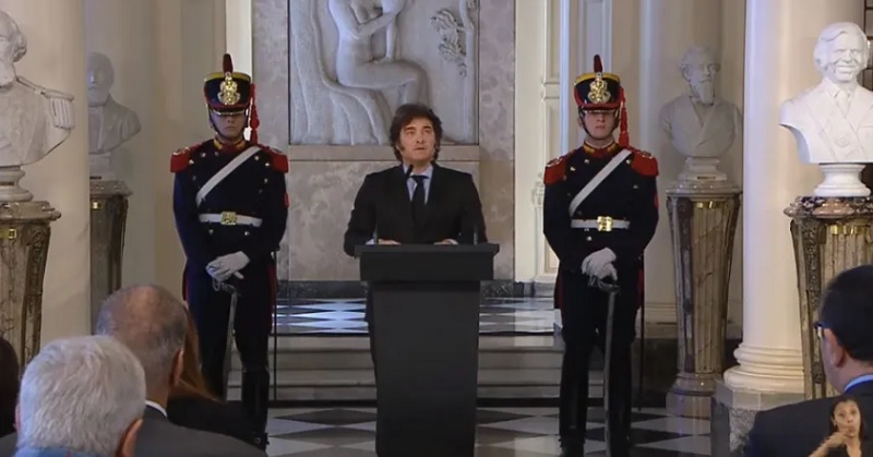 Javier Milei emocionado en la inauguración del busto de Carlos Menem